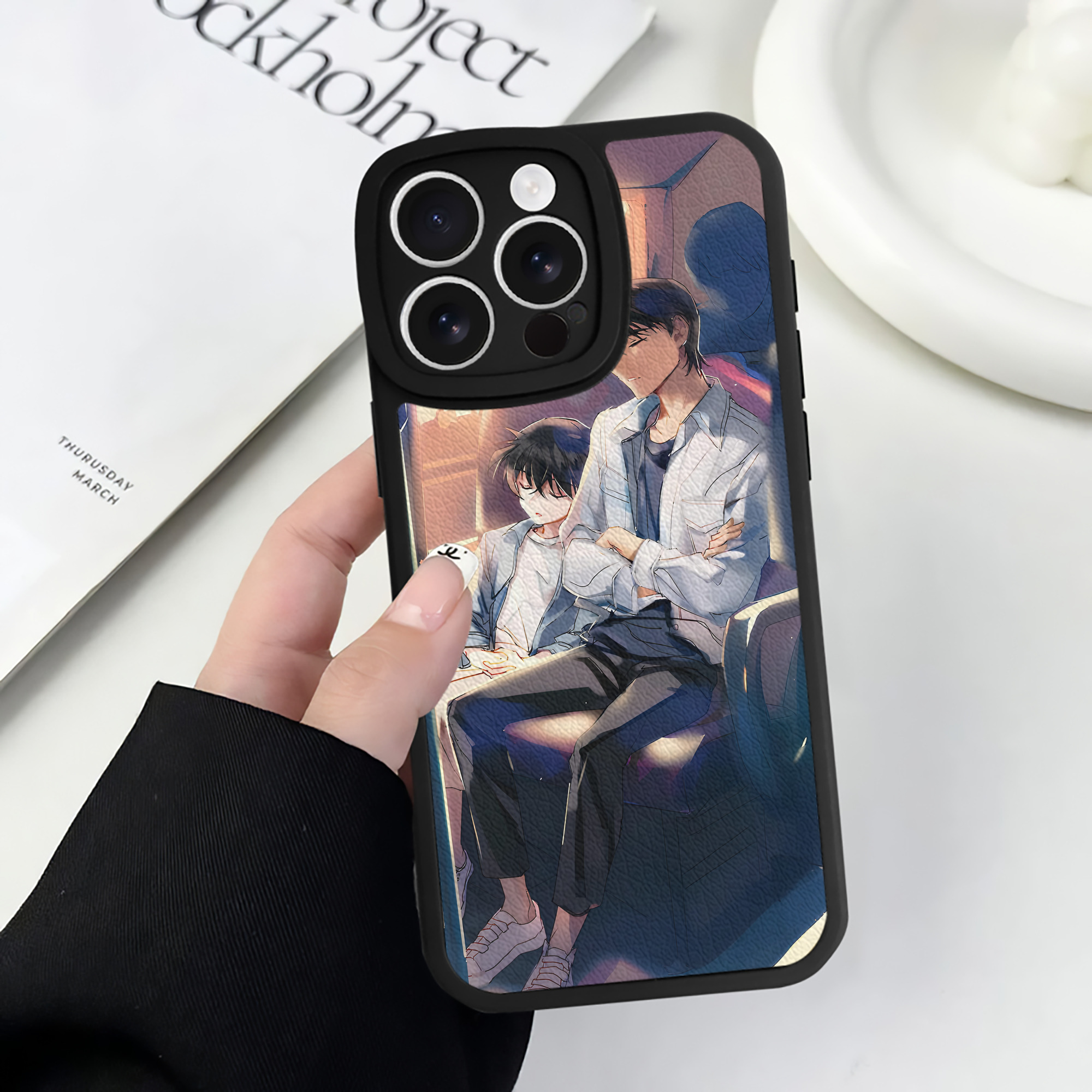 （画像用） 名探偵コナン Detective Conan 【iPhone 16シリーズ対応】シリコンスマホケース（レザー調） 材質：シリコン
